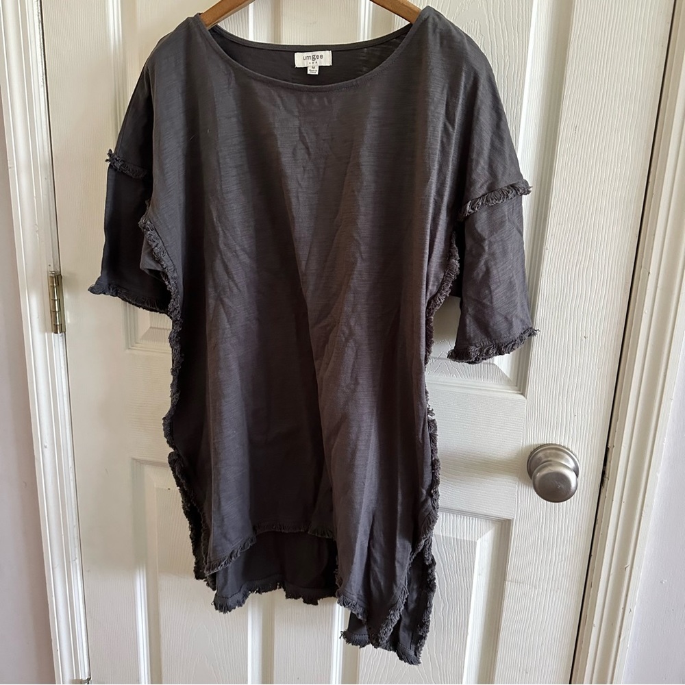 Umgee. Raw edge gray knee length short sleeved dress